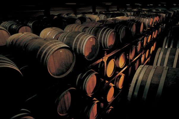 ヘリオス酒造株式会社　酒蔵見学・古酒蔵ショップ