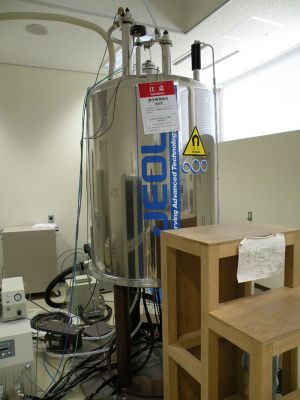 分析機器（核磁気共鳴装置）