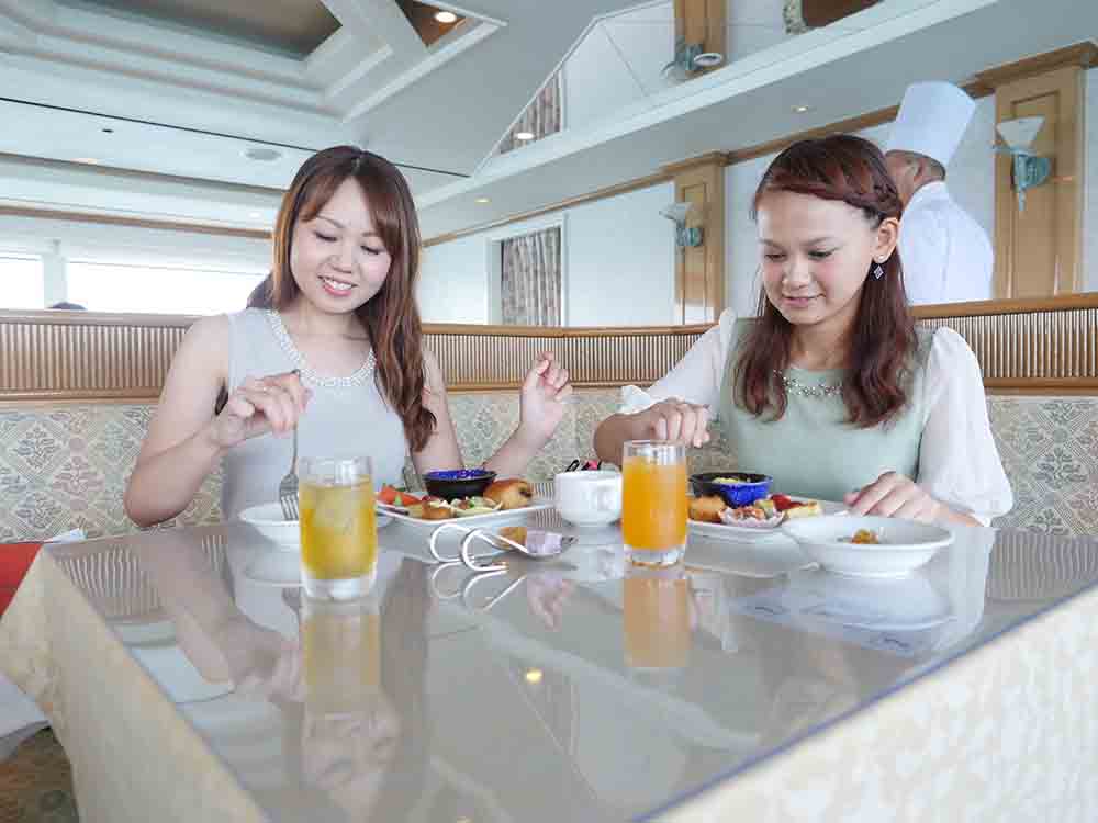 ランチを楽しむお客様