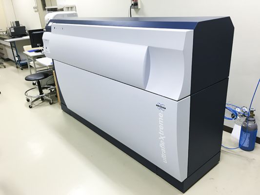 分析機器（飛行時間型タンデム質量分析装置）