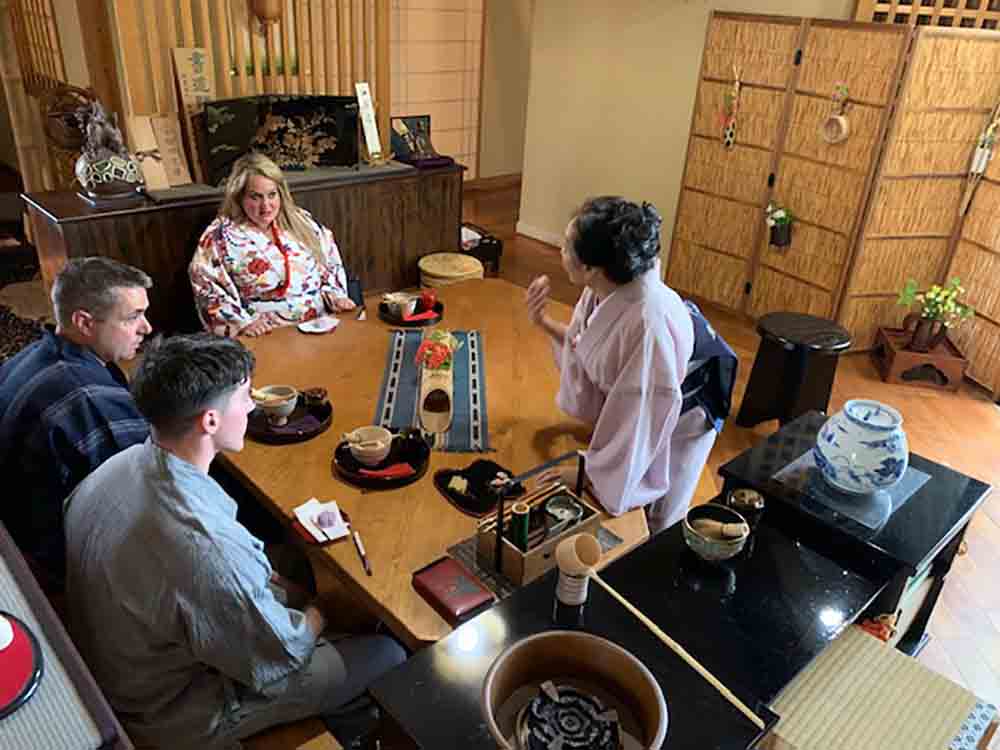 欧米のお客様　茶道体験風景①