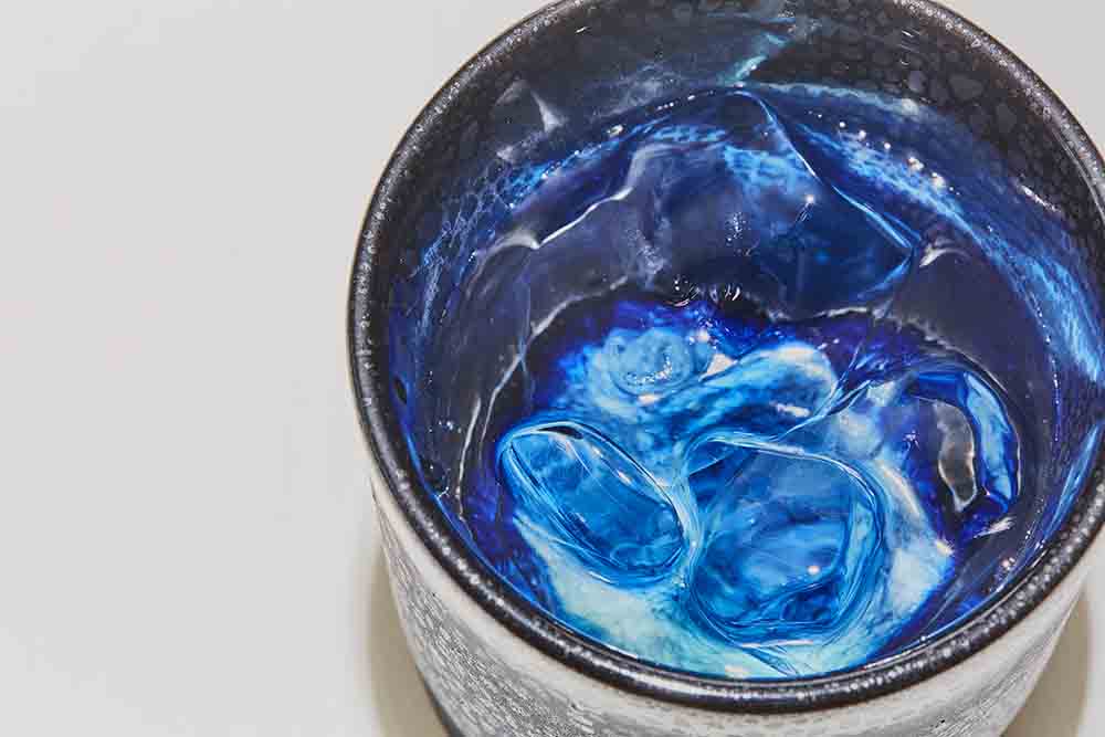 抹茶茶碗を覗くと