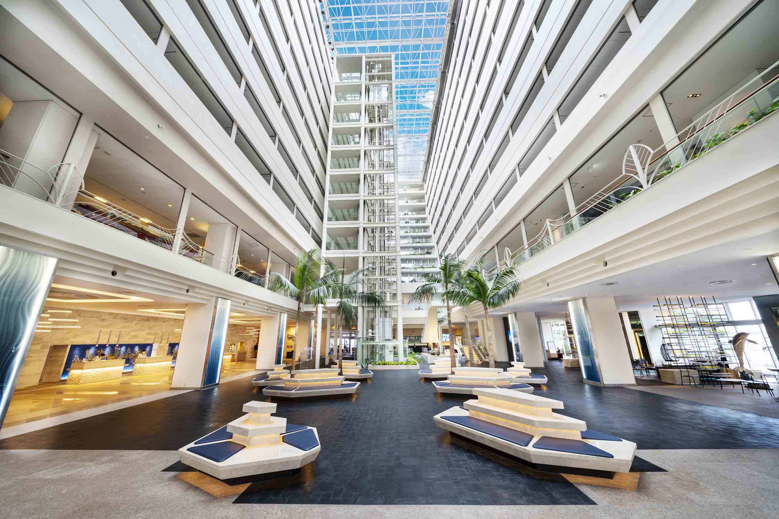 Renaissance Floor Lounge