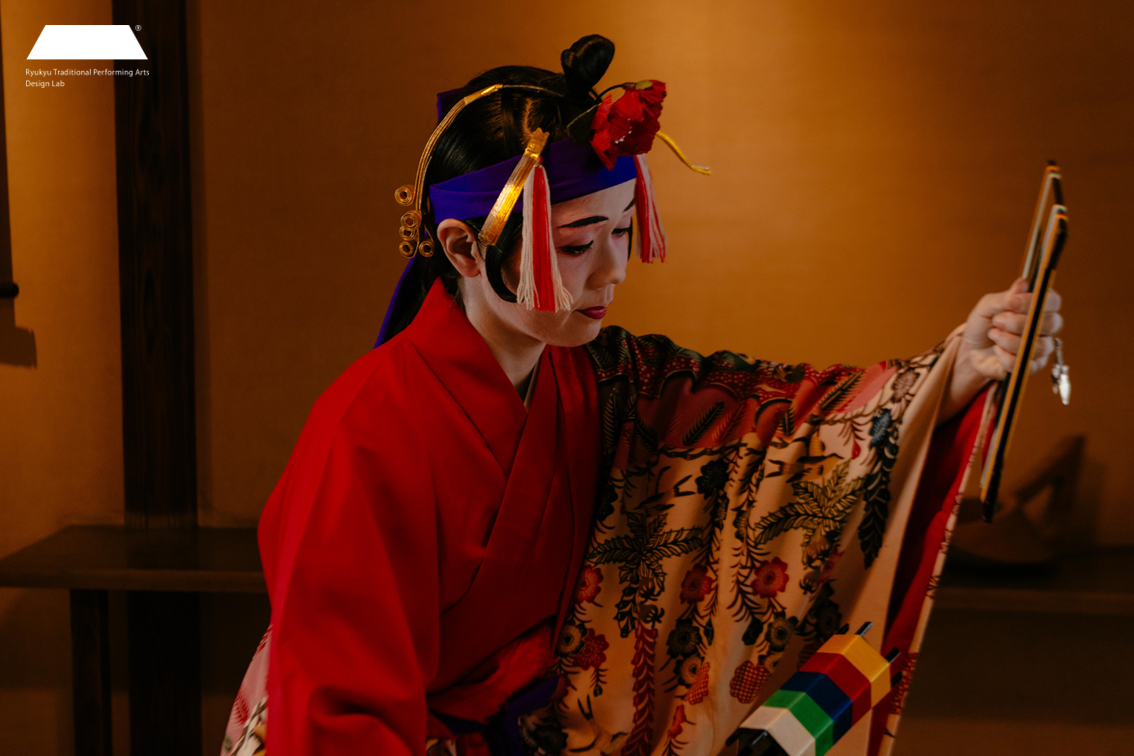 近距離で鑑賞していただく女踊りの演者（１名）