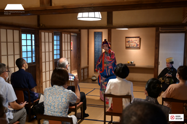 琉球料理「美榮」での上演（近距離での鑑賞）