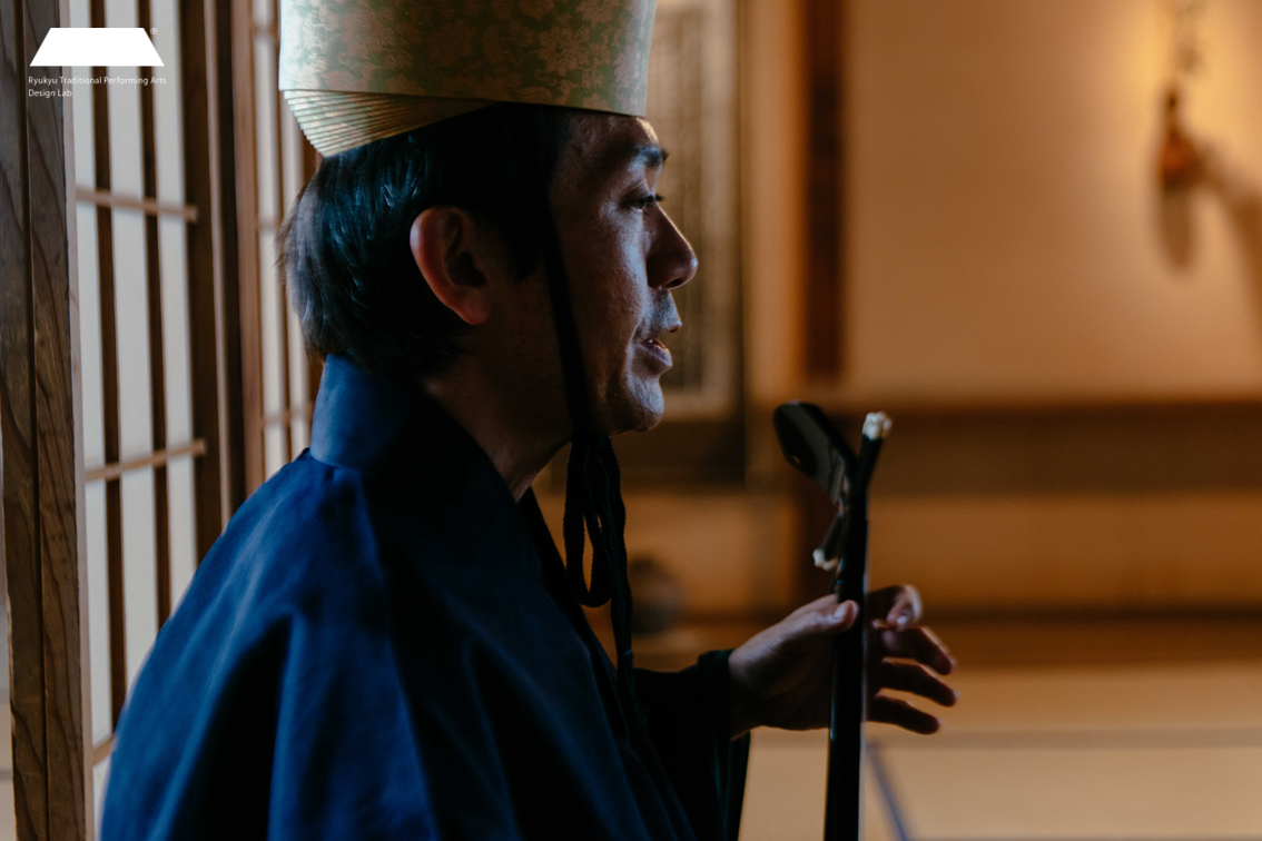 近距離で鑑賞していただく歌三線の演者（１名）